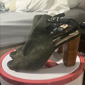 White House Black Market Hunter Green Chunky Heels